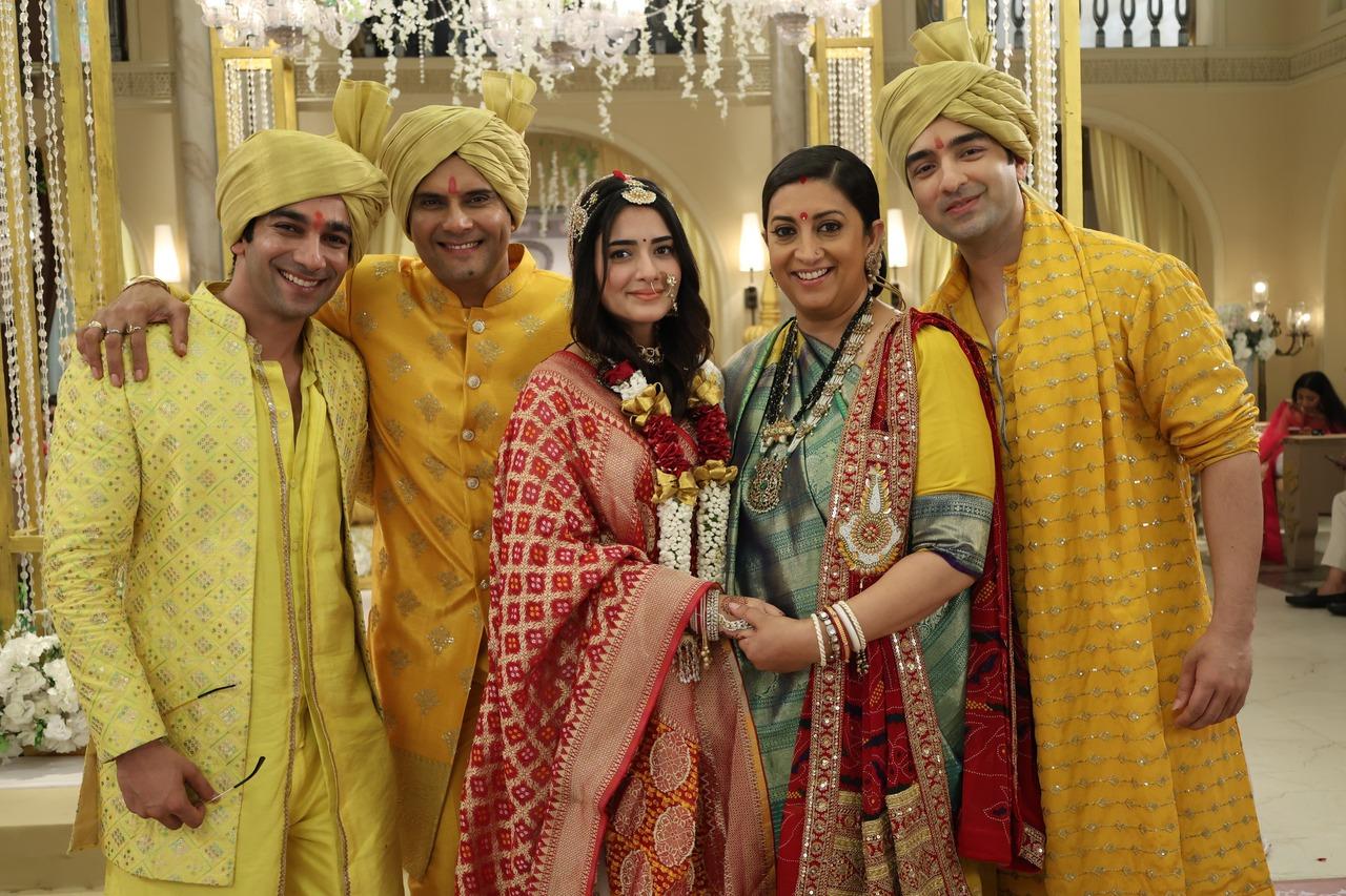 Tulsi and Mihir pose with their Gen Z kids as their little Pari is all set to begin a new journey in the show